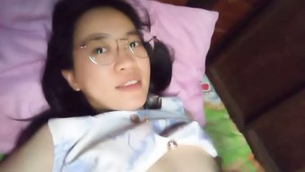 Asyalı Bir Genç Kızın Yer Aldığı Solo Bir Videoda Mastürbasyon Ve Röntgencilik