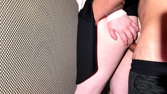 Minyon Bebek Sevgilisi Tarafından Yandan Sakso Çekiyor Ve Sikişiyor