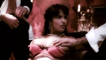 Büyük Doğal Göğüsler Ve Sıkı Amcık Retro Porno Videosunda
