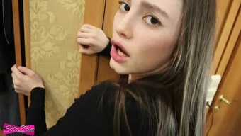 Kahverengi Saçlı Genç Solazola, Eve Döndükten Sonra Istekli Bir Şekilde Oral Seks Yapıyor