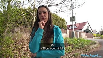 Ateşli Bir Esmer, Büyük Bir Sikle Halka Açık Seks Yapıyor Ve Iyi Bir Oral Yapıyor.