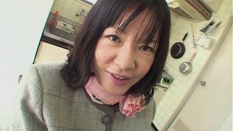 Ateşli Olgun Japon Hatun, Amına Bolca Boşaltılıyor – Tam Bir Iç Boşalma!