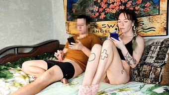 Amatör Üvey Erkek Kardeş Ve Üvey Kız Kardeşin Birlikte Porno Izlediği Ev Yapımı Bir Video