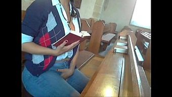 Büyük Göğüslü Ve Büyük Popolu Kilise Fahişesi Yağlanır Ve Mastürbasyon Yapar