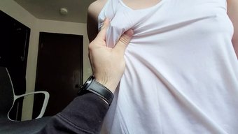 Seksi Genç Bir Bebek, Yakın Çekim Bir Videoda Adamının Sikine Binerken Izleyin