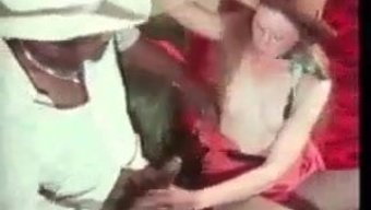 Tüylü Kızıl Saçlı Klasik Bir Irklararası Buluşmadan Keyif Alıyor