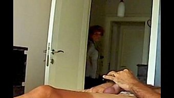 Üvey Anne, Genç Kızının Seks Kasetini Keşfediyor Ve Tahrik Oluyor