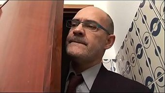 Amatör Genç Ve Milf Yaşlı Domuzlarla Kirli Işlere Giriyorlar