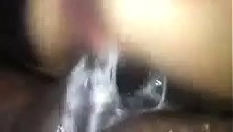 Şaşırtıcı Derecede Güzel Bir Siyah Kadın Bu Videoda Büyük Siyah Bir Yarrağın Tadını Çıkarıyor