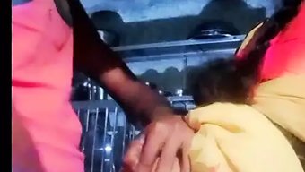 Büyük Yarak, Zayıf Bhabhi'Nin Sıkı Poposuna Giriyor