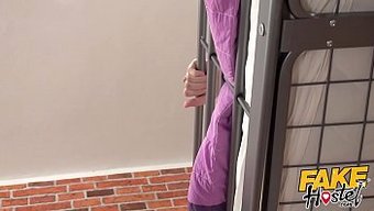 Seksi Latina Babe, Büyük Bir Yarrağa El Işi Ve Sakso Çekiyor