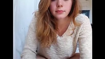Minyon Göğüslü Genç Amatör Kendini Tatmin Ediyor