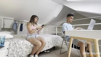 Üvey Kız Kardeşim Çok Açık Ve Benimle Seks Yapma Arzusunu Gizlemiyor.