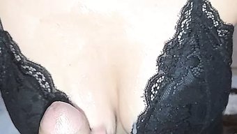 Genç Üvey Kız Kardeş, Üvey Annesini Ve Üveyn Kardeşini Seks Yaparken Yakalıyor