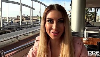 Azgın Turist, Ince Üniversiteli Bebek Katrin Tequila Tarafından Sikini Emdiriyor