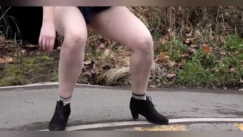 Tüylü Kız Bu Sıcak Videoda Halka Açıkta Işeyor