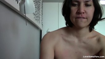 Bir Çift, Bu Web Kamerası Videosunda Sıcak Oral Seksin Tadını Çıkarıyor Ve Birbirlerinin Oyuncaklarına Binerek Eğleniyorlar.