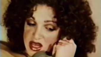 Büyük Doğal Bir Yarrağın Vintage Videosu Sertleşiyor Ve Beceriliyor