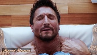 Britney Light, Arkadaşının Babasına Masaj Yapıyor Ve Ona Oral Seks Yapıyor - Sweet Sinner