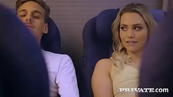 Muhteşem Esmer Mia Malkova, Private Için Ilk Kez Uçakta Ateşli Bir Buluşmayla Giriş Yapıyor.