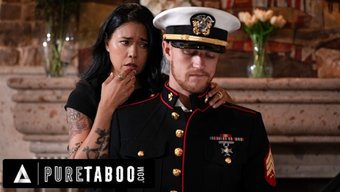 Üvey Anne Dana Vespoli'Nin Üvey Oğlu Oliver Flynn Ile Kocasının Askeri Üniforması Içinde Erotik Bir Karşılaşması
