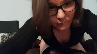 Travesti Genç Kız Derin Boğaz Ve Anal Dildo Oyunlarıyla Çığlık Atıyor.