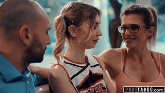 Büyük Yaraklı Cheerleader, Antrenörü Ve Kocasıyla Üçlü Yapıyor