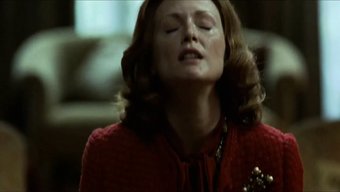 Julianne Moore'Un Olgun Üvey Annesi Bir Erkeği Nasıl Memnun Edeceğini Biliyor