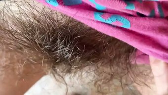 Doğal Hint Genç, Tüylü Amcığı Ve Büyük Göğüsleriyle