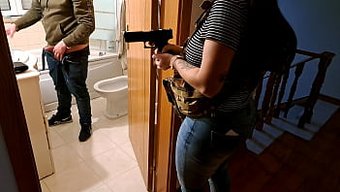 Amatör Adam Ofiste Kadın Polis Tarafından Mastürbasyon Yaparken Yakalanıyor