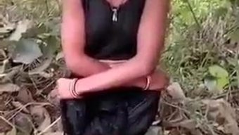 Kız Büyük Göğüslerini Ve Islak Amını Sergiliyor