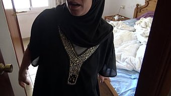 Suriye'Den Müslüman Bir Kadın Almanya'Da Kıllı Amını Sergiliyor Ve Işeyerek Boşalıyor