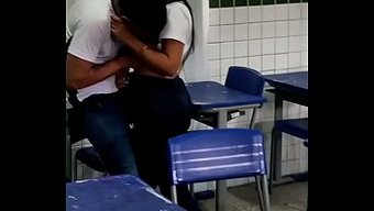 Genç Orospu, Öğretmen Evden Çıkar Çıkmaz Arkadaşıyla Gizlice Seks Yapıyor.