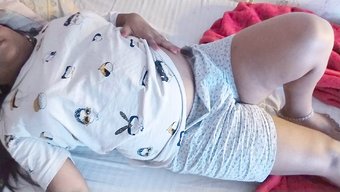 Desi Teyze Ev Yapımı Bir Videoda Vücudunu Sergiliyor