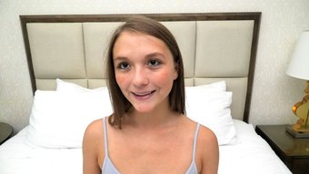 Genç (18+) Amerikalı Bebek Ilk Videosunda Amını Ve Götünü Yalatıyor