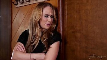 Carter Cruise Ve Luna Star'In Sıcak Lezbiyen Popo Yalama Ve Parmaklama Seansı