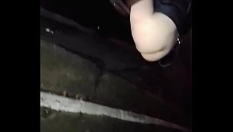 Karısının Büyük Poposu Yabancılarla Halka Açık Seks Sırasında Hopluyor
