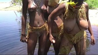 Şanslı Afrikalı Bir Adam, Kusursuz Vücutlu Iki Ateşli Kız Arkadaş Buldu.