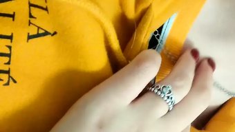 Sarı Kapüşonlu 18 Yaşındaki Amatör, Yakın Çekim Bir Videoda Vücudunu Sergiliyor