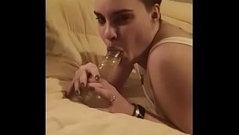 Luna Lexx Ve Yaşlı Bir Adam Dildo Keyfi Yaşıyorlar (Bölüm 1)