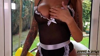 Genç Bebek Priya, Seksi Bir Fantezide Soyunup Mastürbasyon Yapıyor