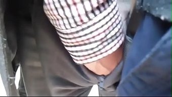 Yaşlı Asyalı Adam Hd Videoda Casus Kamerasına Yakalanıyor