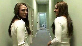 Simon Twins Oyuncakları Kullanarak Birlikte Zevk Alıyorlar