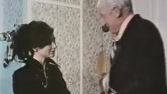 Vintage Boğaz Sikenlerin Retro Lezbiyenler Bölüm 1'I
