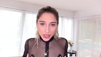 Sevimli Porno Yıldızı Abella Danger, Derin Boğazla Inanılmaz Bir Sakso Çekiyor Ve Spermleri Yutuyor