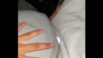Kısa Elbiseli, Külotsuz Yaramaz Bir Genç Kadın Beni Baştan Çıkarmaya Geldi, Hatta Kıçını Sopaya Salladı Ve Her Şey Bitti.