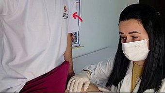 Latin Hemşire, Üniversiteli Bir Oğlana Inatçı Ereksiyon Sorunu Hakkında Danışıyor.