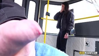 Üniversiteli Stacy Sommers Tramvayda Sakso Çekiyor