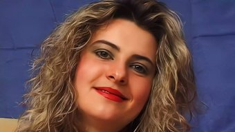 Büyük Doğal Göğüsler Ve Iç Çamaşırı Baştan Çıkarıcı Bir Striptiz Için Hazır