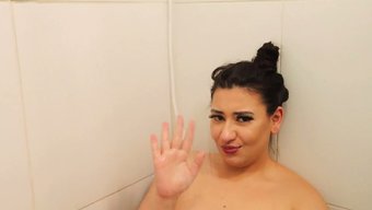 Sıcak Suyla Duygusal Bir Solo Banyonun Tadını Çıkarın